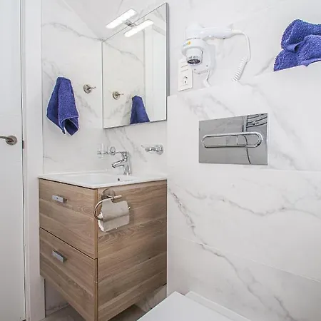 Stylish For Rent With Fantastic Location In Promenade. *
